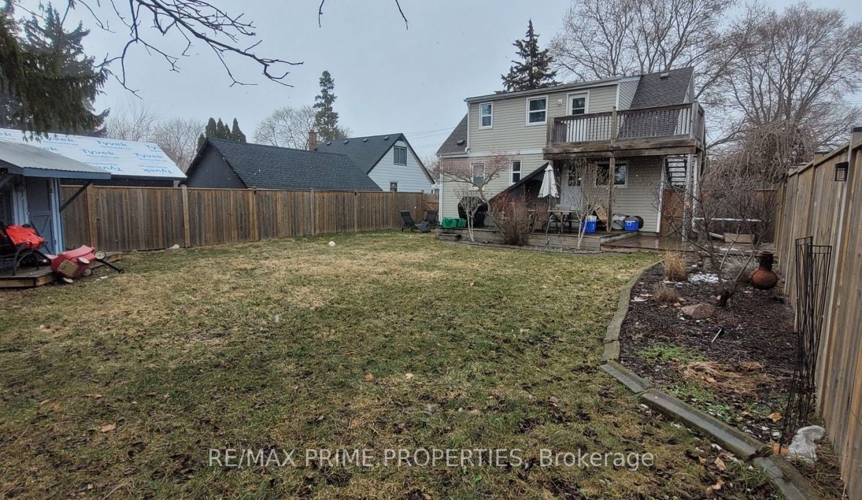 8 Elgin Backyard